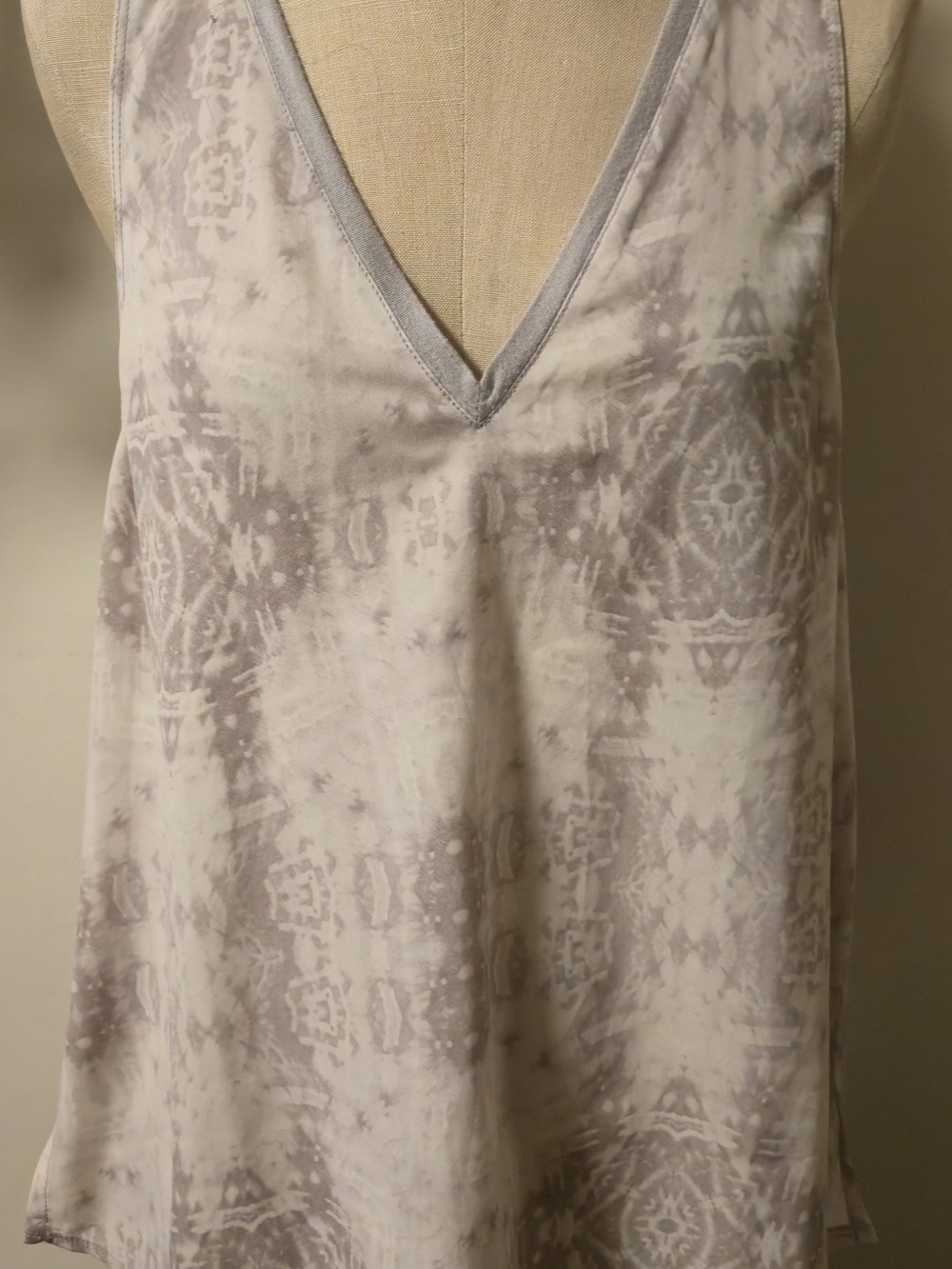 Treasure & Bond V-Neck Women’s Relaxed Top Lt Gray Abstract